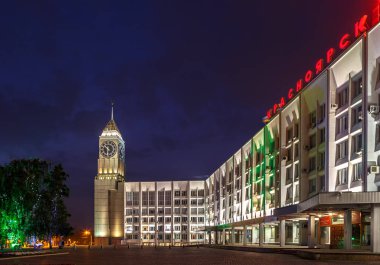 Rusya, Krasnoyarsk - 23 Temmuz 2018: Gece fotoğraf. Şehir Saat Kulesi, Krasnoyarsk şehir Yönetim (Krasnoyarsk Big Ben)