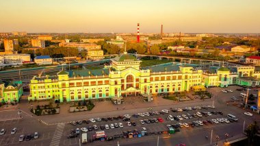 Omsk şehir merkez demiryolu İstasyonu. İstasyon binası. Gün batımı. Rusya'dan Dron  