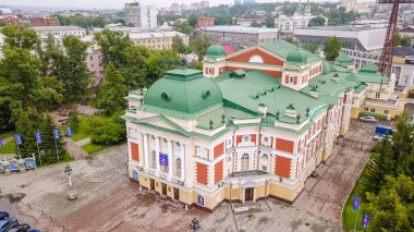 Rusya, Irkutsk - 26 Temmuz 2018: Irkutsk akademik Dram Tiyatrosu. Dron üzerinden N.P. Okhlopkova  