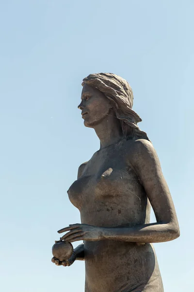 Russie Ishim Juillet 2018 Sculpture Une Fille Sur Rive Fleuve — Photo