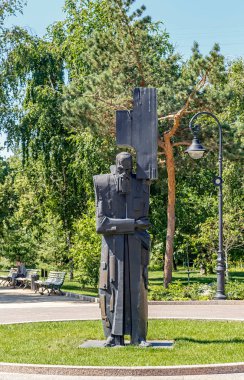 Rusya, Omsk - 17 Temmuz 2018: tiyatro bahçede F. M. Dostoyevski bir anıt dikildi