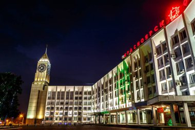 Rusya, Krasnoyarsk - 23 Temmuz 2018: Gece fotoğraf. Şehir Saat Kulesi, Krasnoyarsk şehir Yönetim (Krasnoyarsk Big Ben)