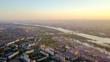 Omsk şehir ve irtiş Nehri günbatımı sırasında görünümünü. Rusya'dan Dron  