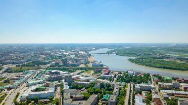 İrtiş ve Om nehirler, kentin panoramik manzarasına birleşmesi. Omsk, Rusya, Dron  
