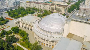 Rusya, Novosibirsk - 19 Temmuz 2018: Novosibirsk Devlet Akademik Tiyatrosu Opera ve Balesi, Dron üzerinden  