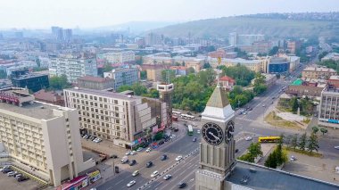 Rusya, Krasnoyarsk - 22 Temmuz 2018: Şehir saat. Tiyatro Meydanı. Şehir yönetimi. Krasnoyarsk, Dron üzerinden şehir panoraması  