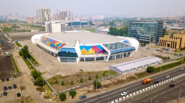 Rusya, Krasnoyarsk - 23 Temmuz 2018: Spor tesisi. Dron gelen Ice Arena kristal (Crystal Ice Arena),  