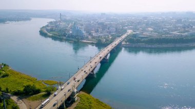 Rusya, Irkutsk. Glazkovsky Köprüsü. Angara Nehri Dron üzerinden köprü  