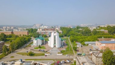 Rusya, Irkutsk - 27 Temmuz 2018: Tanrı'nın annesi tertemiz kalbinde katedral. Katolik Kilisesi, Protestan Kilisesi. Mimari tarzı - yapısalcılık, Dron üzerinden  