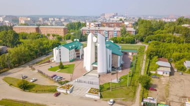 Rusya, Irkutsk - 27 Temmuz 2018: Tanrı'nın annesi tertemiz kalbinde katedral. Katolik Kilisesi, Protestan Kilisesi. Mimari tarzı - yapısalcılık, Dron üzerinden  