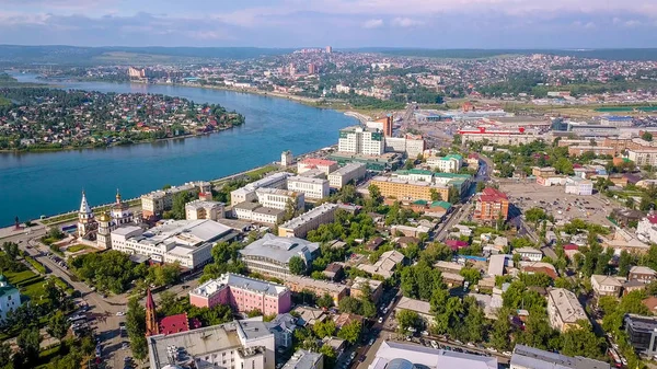 Rusya, Irkutsk. Panoramik şehir ve kuş uçuş, üzerinden Dron yükseklikten Angara Nehri  