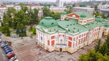 Rusya, Irkutsk - 26 Temmuz 2018: Irkutsk akademik Dram Tiyatrosu. Dron üzerinden N.P. Okhlopkova  