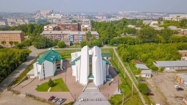 Rusya, Irkutsk - 27 Temmuz 2018: Tanrı'nın annesi tertemiz kalbinde katedral. Katolik Kilisesi, Protestan Kilisesi. Mimari tarzı - yapısalcılık, Dron üzerinden  