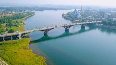Rusya, Irkutsk. Glazkovsky Köprüsü. Angara Nehri Dron üzerinden köprü  