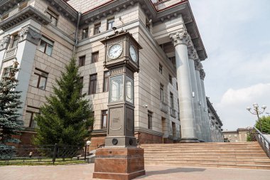 Rusya, Krasnoyarsk - 23 Temmuz 2018: Krasnoyarsk demiryolu Yönetim Binası yakınındaki saat