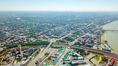 İrtiş ve Om nehirler, kentin panoramik manzarasına birleşmesi. Omsk, Rusya, Dron  