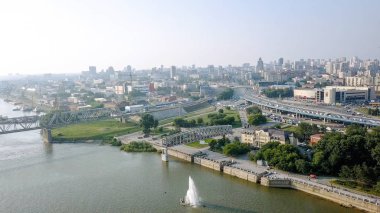 Novosibirsk ilk demiryolu köprüsü. Novosibirsk şehir panoraması. Nehirde OB Rusya, Dron üzerinden görüntülemek  