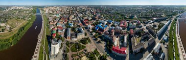 Ortak köprü. Krasnoyarsk şehrinin panoraması. Rusya, Dron 'dan  