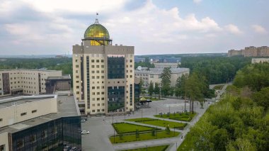Yeni ana bina Novosibirsk State University. Novosibirsk, Rusya Federasyonu. Akademgorodok, Dron üzerinden  