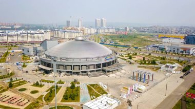 Rusya, Krasnoyarsk - 23 Temmuz 2018: Spor tesisi. Arena-Kuzey (Arena çok fonksiyonlu kompleks Sever), Dron üzerinden  