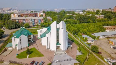 Rusya, Irkutsk - 27 Temmuz 2018: Tanrı'nın annesi tertemiz kalbinde katedral. Katolik Kilisesi, Protestan Kilisesi. Mimari tarzı - yapısalcılık, Dron üzerinden  