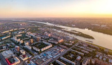Rusya Omsk. Gün batımı sırasında şehir panoraması. Hava fotoğrafçılığı