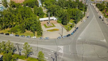 Stela Omsk bölge ve şehir Omsk ödüllendirmenin şerefine. Park Pavlik Morozov. Omsk, Rusya, Dron  