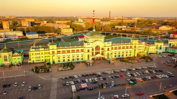 Rusya, Omsk - 16 Temmuz 2018: Merkez Tren İstasyonu, Omsk şehir. İstasyon binası. Günbatımı, Dron  