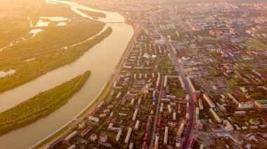 Omsk şehir ve irtiş Nehri günbatımı sırasında görünümünü. Rusya'dan Dron  