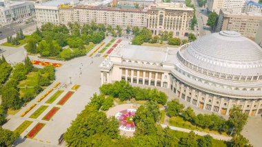 Rusya, Novosibirsk - 19 Temmuz 2018: Novosibirsk Devlet Akademik Tiyatrosu Opera ve Balesi, Dron üzerinden  