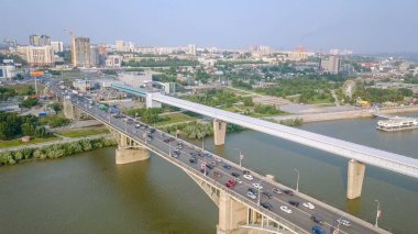 Rusya, Novosibirsk - 19 Temmuz 2018: Metro Köprüsü ve toplumsal Köprüsü. Novosibirsk şehir panoraması. Nehirde OB Rusya, Dron üzerinden görüntülemek  