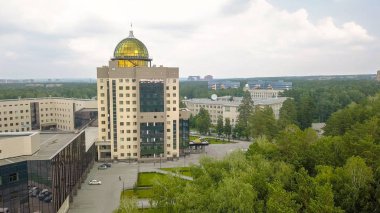 Yeni ana bina Novosibirsk State University. Novosibirsk, Rusya Federasyonu. Akademgorodok, Dron üzerinden  