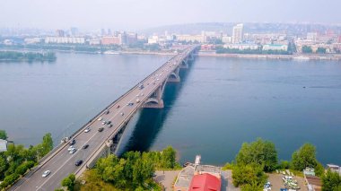 Toplumsal görünümünü Yenisey Irmağı köprüden. Krasnoyarsk şehir merkezinde. Rusya'dan Dron  