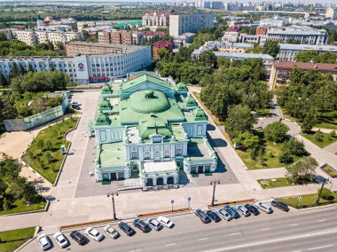 Rusya, Omsk - 17 Temmuz 2018: Omsk Devlet Akademik Dram Tiyatrosu. Omsk, Rusya Federasyonu. Hava fotoğrafçılığı