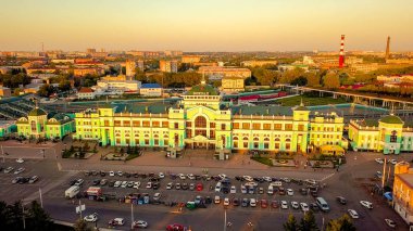 Omsk şehir merkez demiryolu İstasyonu. İstasyon binası. Gün batımı. Rusya'dan Dron  