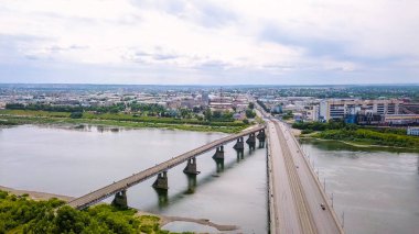Kuznetsk Köprü Nehri Tom. Kemerovo şehir manzarasına. Rusya'dan Dron  