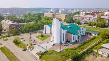Rusya, Irkutsk - 27 Temmuz 2018: Tanrı'nın annesi tertemiz kalbinde katedral. Katolik Kilisesi, Protestan Kilisesi. Mimari tarzı - yapısalcılık, Dron üzerinden  