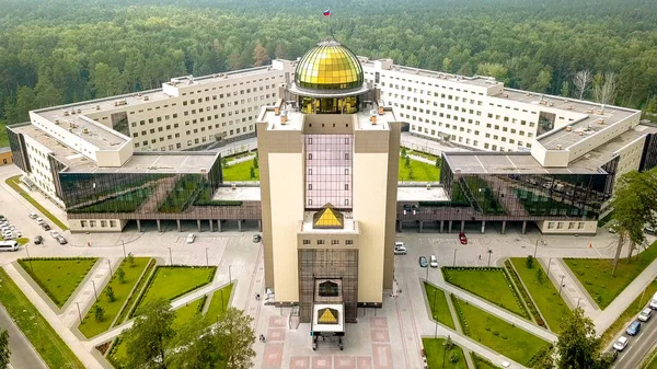 Yeni ana bina Novosibirsk State University. Novosibirsk, Rusya Federasyonu. Akademgorodok, Dron üzerinden  