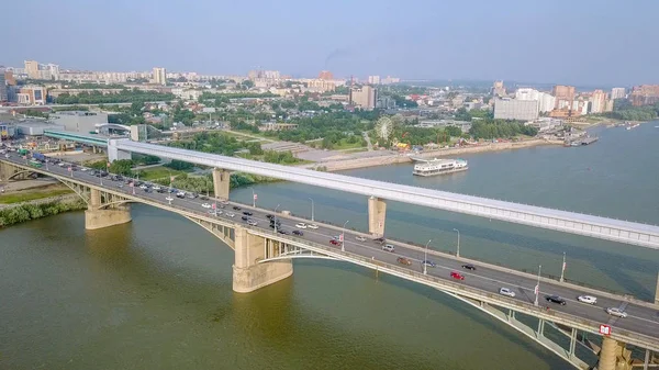ロシア ノヴォシビルスク 2018 地下鉄橋 共用橋 ノボシビルスク市のパノラマ 川上からのむのすき で置き換えるロシアを表示します — ストック写真