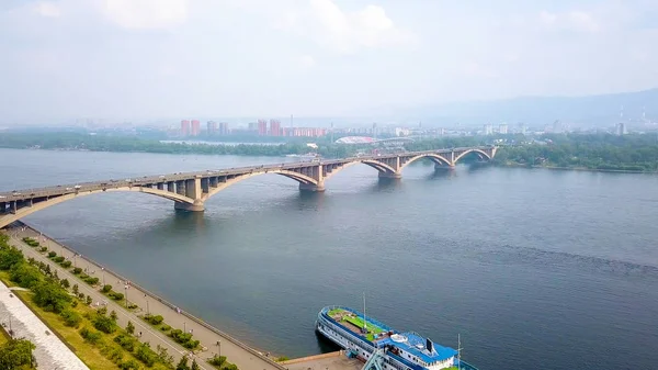 Rússia Krasnoyarsk Julho 2018 Rio Yenisei Ponte Comum Panorama Cidade — Fotografia de Stock