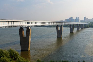 Rusya, Novosibirsk. Metro köprü Ob Nehri üzerinde