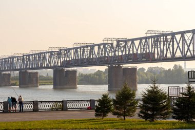 Rusya, Novosibirsk. Tren köprüden geçer. Ob Nehri Demiryolu Köprüsü.