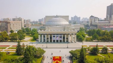 Rusya, Novosibirsk - 19 Temmuz 2018: Novosibirsk Devlet Akademik Tiyatrosu Opera ve Balesi, Dron üzerinden  