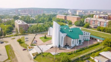 Rusya, Irkutsk - 27 Temmuz 2018: Tanrı'nın annesi tertemiz kalbinde katedral. Katolik Kilisesi, Protestan Kilisesi. Mimari tarzı - yapısalcılık, Dron üzerinden  