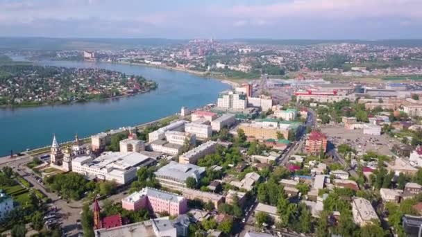 ロシア イルクーツク 街と鳥の飛行の高さからアンガラ川のパノラマの景色 ビデオ Ultrahd — ストック動画