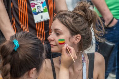 Rusya, Yekaterinburg - 24 Haziran 2018: Ülke bayrağı yüzünde çizilir. Sinigal vs Japonya Ekaterinburg Arena stadyum yakınında maçtan önce. Fifa Dünya Kupası 2018