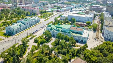 Omsk Devlet Akademik Dram Tiyatrosu. Omsk bölgesel Museum of Fine Arts M. A. Vrubel sonra adında. Rusya'dan Dron  