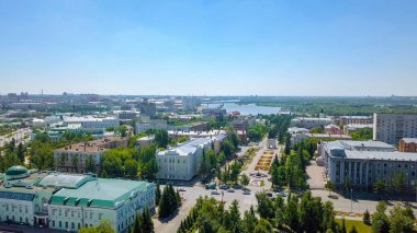 Kutsal Bakire Meryem, kentin panoramik manzarasına varsayımı Katedrali. Omsk, Rusya, Dron  