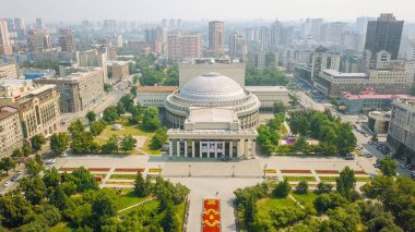 Rusya, Novosibirsk - 19 Temmuz 2018: Novosibirsk Devlet Akademik Tiyatrosu Opera ve Balesi, Dron üzerinden  