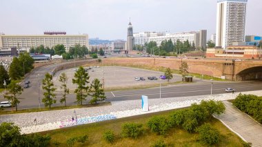 Rusya, Krasnoyarsk - 22 Temmuz 2018: Şehir saat. Tiyatro Meydanı. Yazıt ve saat - Krasnoyarsk 2019. Krasnoyarsk, Dron üzerinden şehir panoraması  